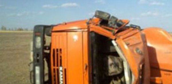 Şəmkirdə ‘KamAZ’ aşdı, sürücü öldü
