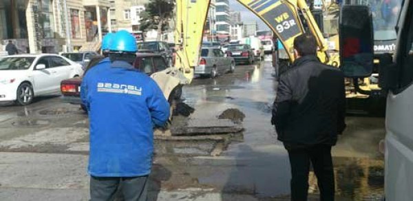 Bakının mərkəzində yol dağıldı -  FOTOLAR