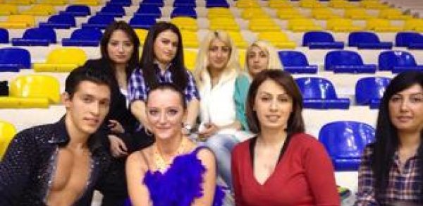 Roza Zərgərli oynamağı öyrənir