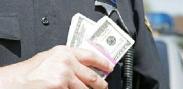 Azərbaycanlı 3 min rüşvət vermək istədi, 90 min cərimələndi
