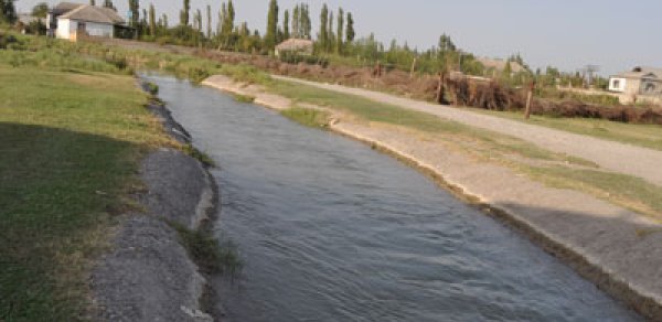 Azərbaycanda azyaşlı uşaq kanalda boğuldu