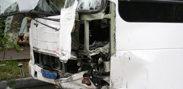 Əyləci işləməyən avtobus qəza törətdi: yaralılar var