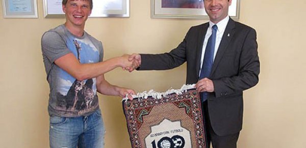 Arşavin Azərbaycanda Messidən çox məvacib alacaq - FOTOLAR