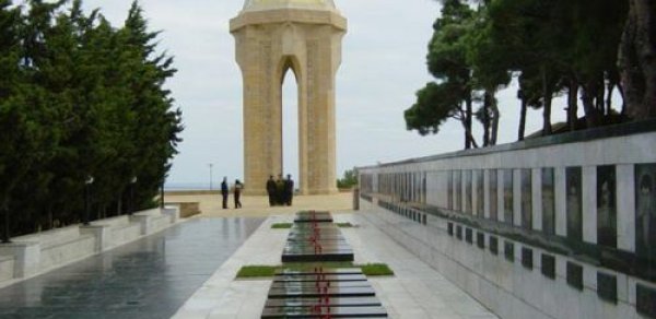 Kəlbəcərin işğal günü ilə bağlı Şəhidlər xiyabanı ziyarət edilib