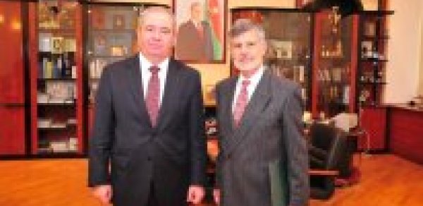 Əli Abbasov Braziliyanın ölkəmizdə diplomatik missiyasını başa vuran səfiri Sergio Arruda ilə görüşüb