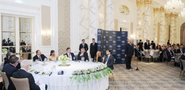 İlham Əliyev və xanımı Mehriban Əliyeva Dünya İqtisadi Forumunun yekun işçi şam yeməyində iştirak ediblər - FOTOLAR