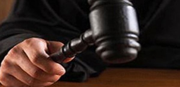 Oğlunu boğaraq öldürən ananın məhkəməsi başladı