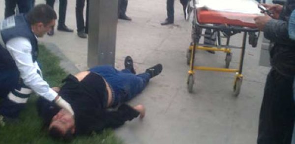 Bakıda gənc oğlan metronun qabağında damarlarını doğradı -  FOTO 