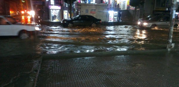 Bakıya yağan güclü yağış dəhşətli tıxaca səbəb oldu - FOTOLAR - VİDEOLAR