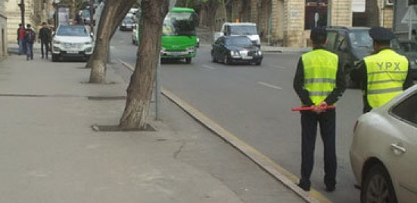 Bakıda yol polisinin gözü önündə qanunsuzluq -  FOTOLAR 