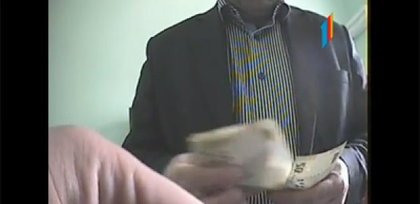 Lənkəran Dövlət Universitetinin prorektoru rüşvəti belə aldı - VİDEO
