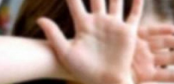 Həkim 20 yaşlı qızı zorladı