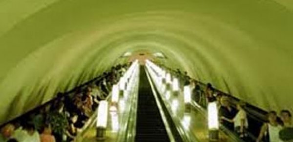 Metronun eskalatorları günün pik vaxtı niyə işləmir?