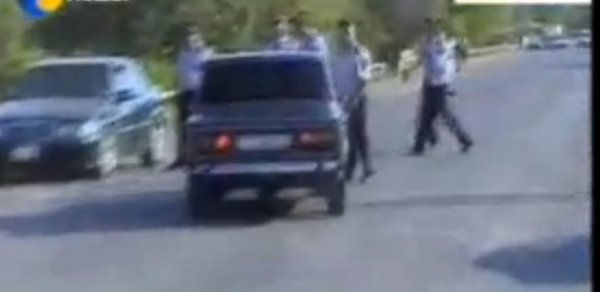 Azərbaycanda sürücü maşını 6 polisin üstünə sürdü - VİDEO