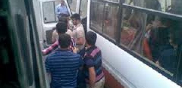 Bakıda avtobusda qıza görə dava düşdü -  sürücü və sərnişin döyüldü