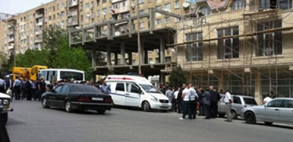 Bakıda sərnişin avtobusu kranla toqquşdu: yaralılar var - FOTOLAR