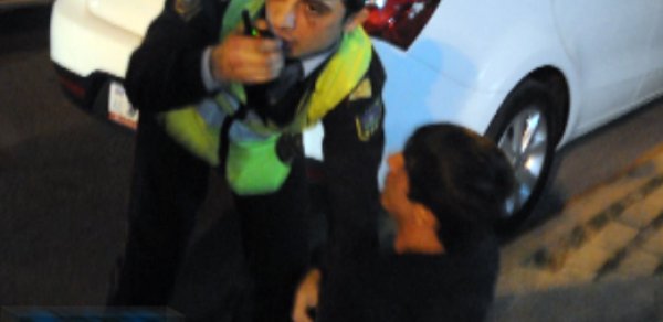 Bakıda gənc oğlan yol polisini belə döydü -  VİDEO 