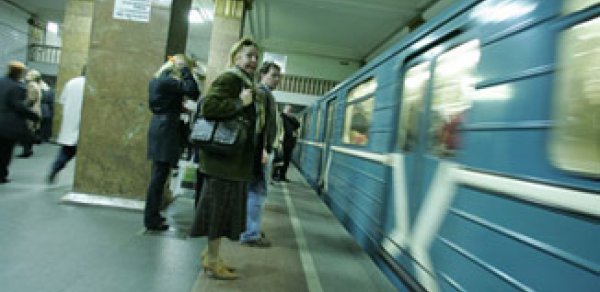 Bakı metrosunda dəhşətli anlar: yaşlı qadın relsə düşdü