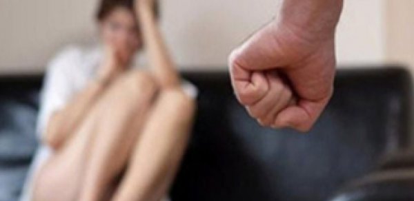 Evdən qaçan qızı zorladı, sonra iş adamlarına satdı - FOTOLAR