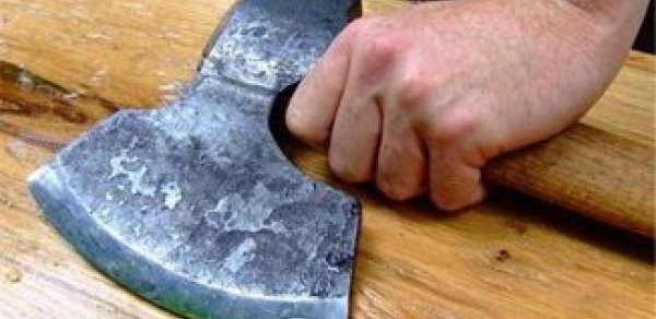 Bakıda ata oğlunun qeyri-rəsmi arvadını baltaladı