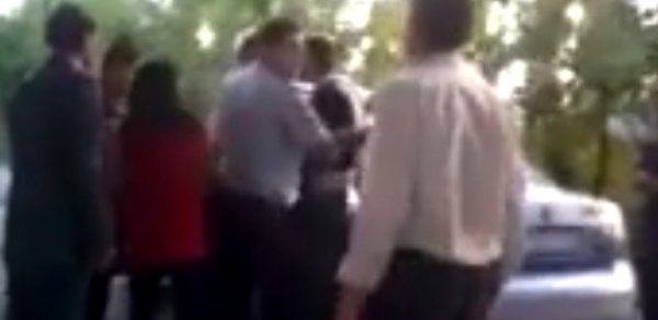 Azərbaycanda yol polisi ilə vətəndaşlar arasında dava düşdü - 	 VİDEO 