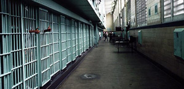 Bakıda məhbus həbsxananın dəhlizində öldü