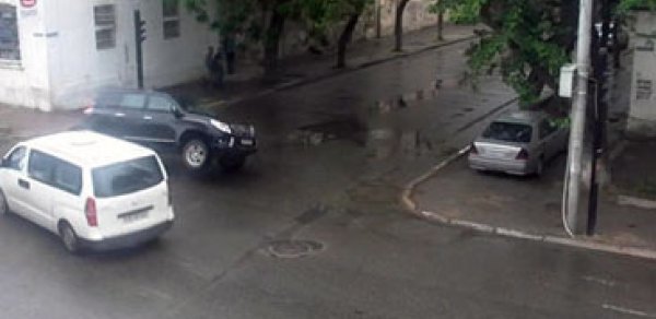 Bakıda ‘Prado’ iki təkərə qalxdı -  VİDEO 