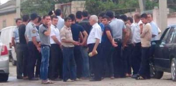 Azərbaycanda sakinlər yolu bağladı