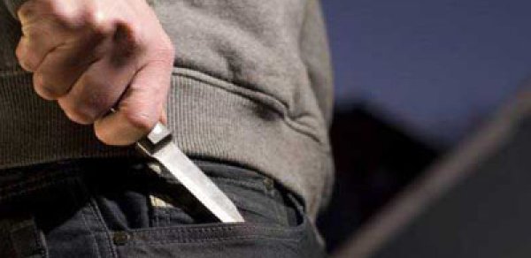 Bakıda anasını zorlamaq istəyən 27 yaşlı şəxsi atası bıçaqladı -  ŞOK 