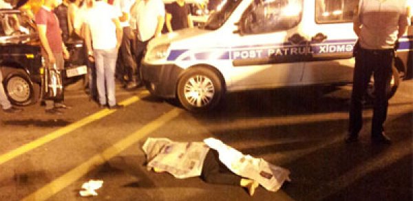 Azadlıq meydanında avtomobil 15-16 yaşlı qızı vuraraq öldürdü - FOTO