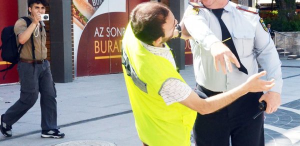 Bakıda jurnalisti döyən polis işdən qovuldu - VİDEO