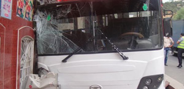 Bakıda avtobus yaşayış binasına çırpıldı - FOTO