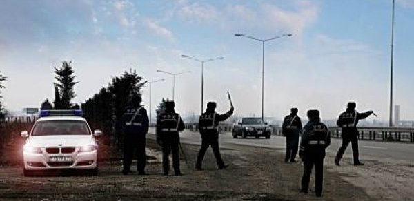 Azərbaycanda yol polisləri sürücüləri bezdirib