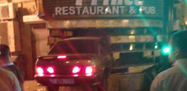 Bakıda maşın bara girdi - FOTO