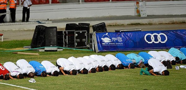Futbolçular meydanda namaz qıldılar -  FOTO