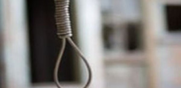 24 yaşlı oğlan özünü alma ağacından asdı
