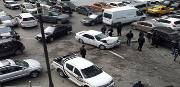 Bakının mərkəzi küçəsində hərəkət iflic oldu