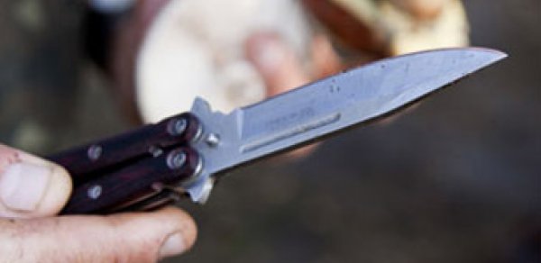 Nazirlik əməkdaşını bıçaqladılar