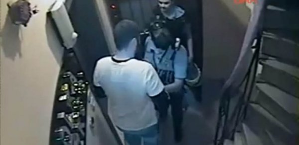 Polis bu kişini ölümcül hala saldı - VİDEO