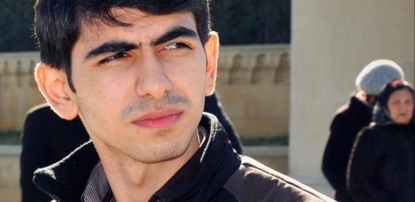 Rüstəm kişinin arxasında dayanan ‘böyük dayaq’lar