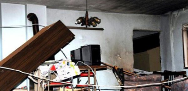 Güclü partlayış 4 otaqlı evi külə döndərdi
