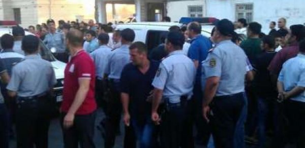 Bakıda qız üstündə kütləvi dava - FOTOLAR