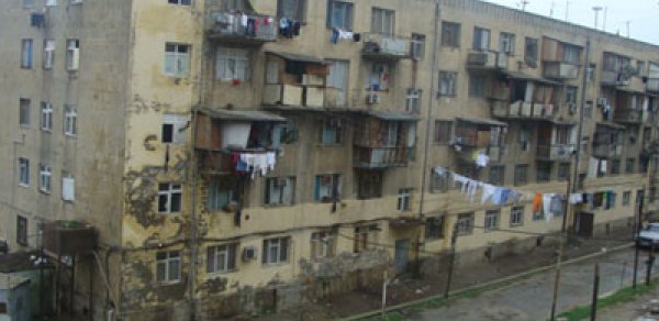 Bakıda məcburi köçkünlər yolu kəsdilər - VİDEO