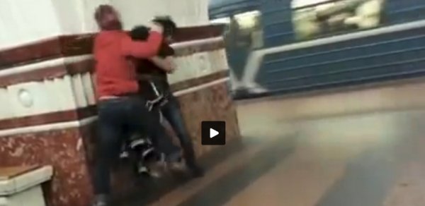 Azərbaycanlı tələbə metroda narkotika satarkən döyüldü –  VİDEO 