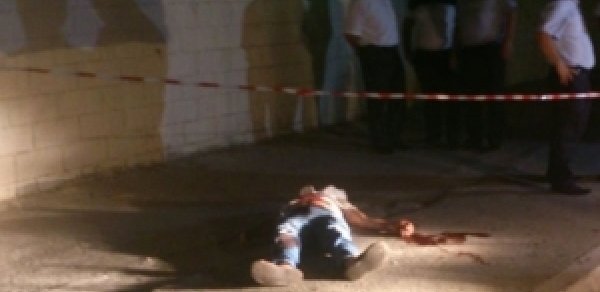 Bakıda küçənin ortasında adam bıçaqlandı -  FOTO 