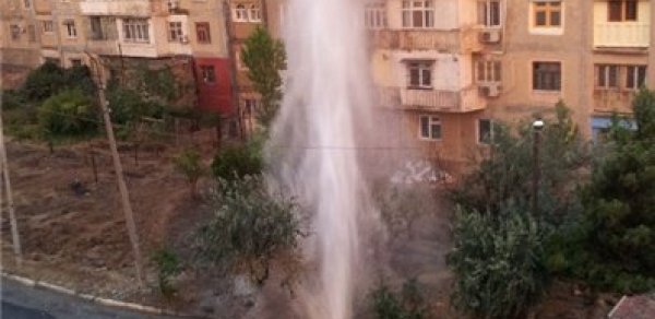 Bakıda su borusu fontan vurdu - FOTO