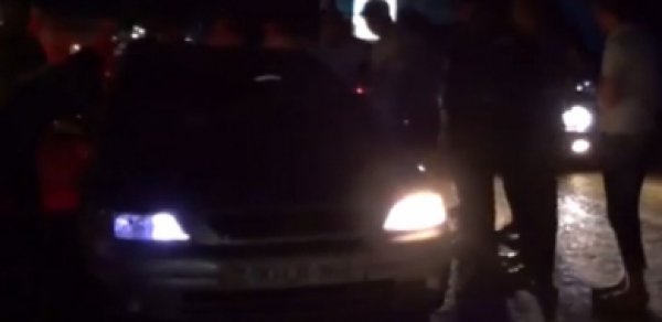 Azərbaycanda sürücü maşını yol polisinin üstünə sürdü - VİDEO