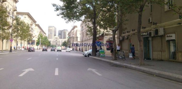 Bakıda polis yol kənarında saxlanılan maşınların ‘ov’una çıxıb -  FOTOLAR