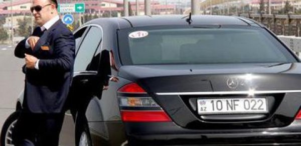 Azərbaycanlı müğənni yol polisini saymır