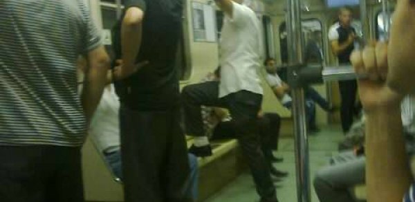 Bakı metrosunda ədəbsizlik nümunələri – FOTOLAR